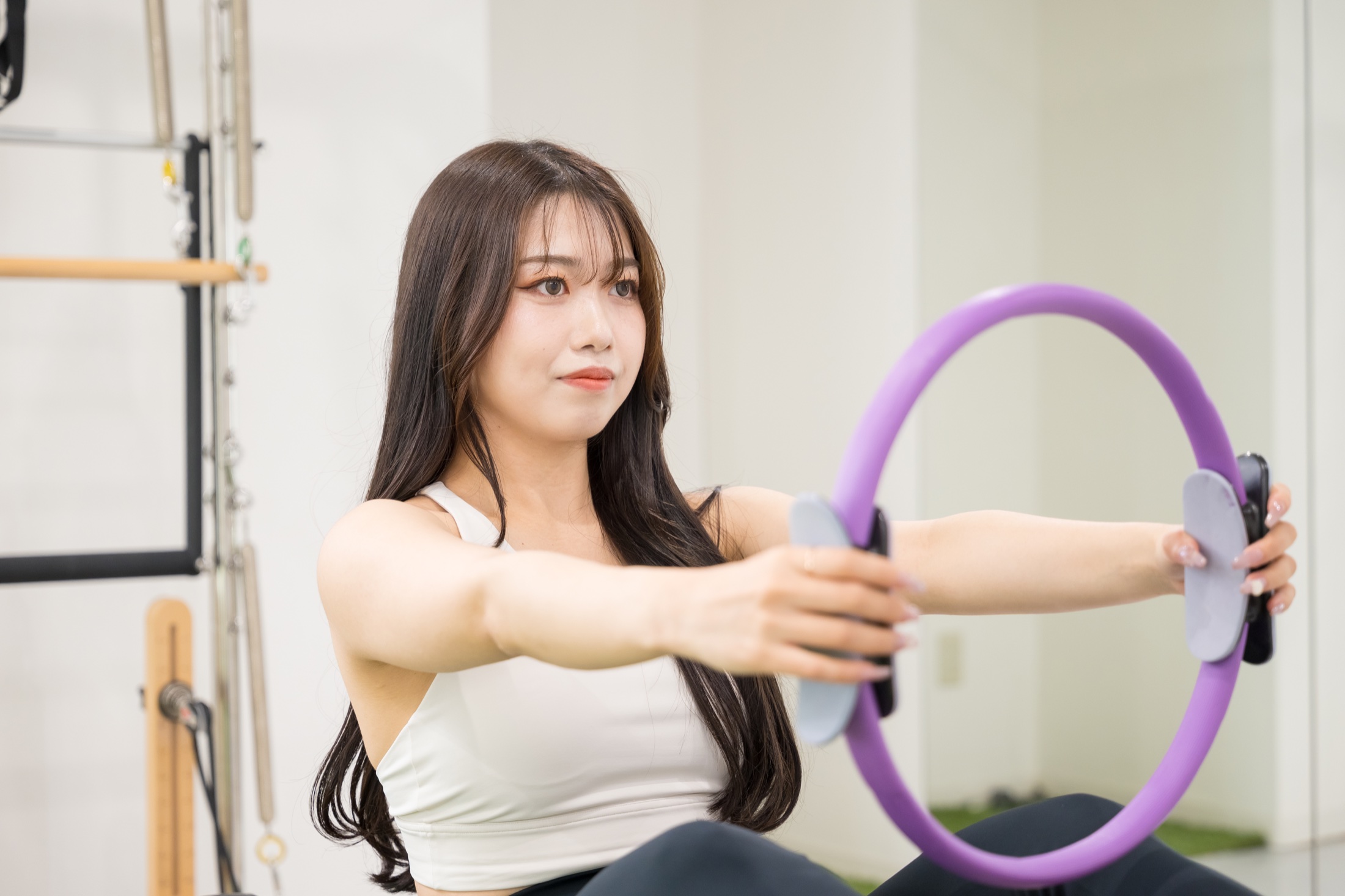 ピラティスリングを使ってゆっくり身体を動かす女性